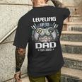 Dad Level Unlocked Est 2025 Leveling Up To Dad T-Shirt mit Rückendruck Geschenke für Ihn