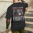 Donald Trump Fist Pump We Fight American Flag Trump 2024 T-Shirt mit Rückendruck Geschenke für Ihn