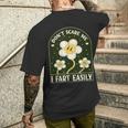 Don't Scare Me I Fart Easily Lustiger Spruch Cringe T-Shirt mit Rückendruck Geschenke für Ihn