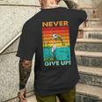 Never Ever Give Up Motivational T-Shirt mit Rückendruck Geschenke für Ihn