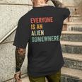 Everyone Is An Alien Somewhere T-Shirt mit Rückendruck Geschenke für Ihn