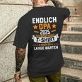 Finally Grandpa 2025 Expecting Grandpa Grandfather Become Announcement T-Shirt mit Rückendruck Geschenke für Ihn