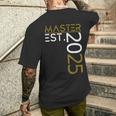 Graduation Master Est 2025 Outfit Golden Motif Outfit Fun T-Shirt mit Rückendruck Geschenke für Ihn