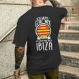 Ich Muss Gar Nix Ich Muss Nur After Ibiza Holiday Travel T-Shirt mit Rückendruck Geschenke für Ihn