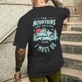 The Mountains Are Calling And I Must Go T-Shirt mit Rückendruck Geschenke für Ihn