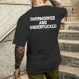 Overworked & Underfucked Lustig Spruch Sarkastische Arbeit T-Shirt mit Rückendruck Geschenke für Ihn