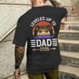 Spielerpapa Leveled Up To Daddy 2025 Dadintage T-Shirt mit Rückendruck Geschenke für Ihn