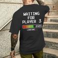 Werdender Papa 2025 Waiting For Player 3 Loading Pregnant T-Shirt mit Rückendruck Geschenke für Ihn