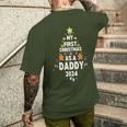 First Christmas As A Daddy 2024 Pregnancy Announcement T-Shirt mit Rückendruck Geschenke für Ihn