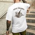 Raccoon Stay Trashy Fun Meme Gray T-Shirt mit Rückendruck Geschenke für Ihn