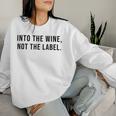 Into The Wine Not The Label Metaphor Lgbtq Gay Pride Month Sweatshirt Frauen Geschenke für Sie