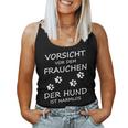 Vorsichtor Dem Frauchen Der Hund Ist Harmlos Gassi Women's Tank Top Frauen