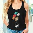 Astronaut With Planets Balloons In Space Women's Tank Top Frauen Geschenke für Sie