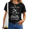 I Closed My Book To Be Here Book Lover Floral Bookworm T-shirt Frauen