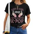 Just A Girl How Loves Kpop K-Pop Korea Finger Heart Love Camiseta de mujer