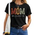 Vintage Mom Est 2025 Promoted To Mommy Mother's Day 2025 Camiseta de mujer
