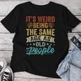 It's Weird Being The Same Age As Old People T-shirt Frauen Lustige Geschenke