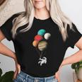 Astronaut With Planets Balloons In Space Women's T-shirt Frauen Geschenke für Sie