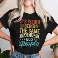 It's Weird Being The Same Age As Old People T-shirt Frauen Geschenke für Sie