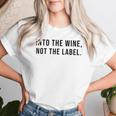 Into The Wine Not The Label Metaphor Lgbtq Gay Pride Month T-shirt Frauen Geschenke für Sie