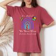 Autism In April We Wear Blue Autism Rainbow Awareness Month Camiseta extragrande cómoda para mujer Crimson