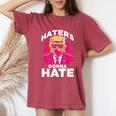 Los Divertidos Enemigos De La Goma De Mascar De Trumpan A Odiar A Donald Trump 2024 Camiseta extragrande cómoda para mujer Crimson