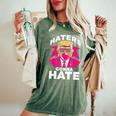 Los Divertidos Enemigos De La Goma De Mascar De Trumpan A Odiar A Donald Trump 2024 Camiseta extragrande cómoda para mujer Moss