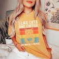 I Like Cats And Coffee And Maybe 3 People Love Cats Camiseta extragrande cómoda para mujer Mustard