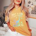 Just A Girl Who Loves Dinos La Chica De Los Dinosaurios Camiseta extragrande cómoda para mujer Mustard