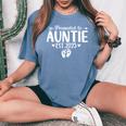 Promoted To Auntie Est 2025 Soon To Be New Aunt Baby Reveal Women's Oversized Comfort T-Shirt Blue Jean