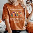 Iwd Día Internacional De La 2025 Accelerate Action Womens Camiseta extragrande cómoda para mujer Yam