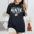 Promoted To Auntie Est 2025 Soon To Be New Aunt Baby Reveal Women's Oversized Comfort T-Shirt Black
