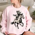 Vintage Cowboy Raccoon Women's Sweatshirt - Retro Western 90s Style Light Pink