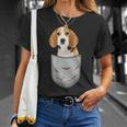 Beagle In The Chest Pocket Pocket For Dog Owners T-Shirt Geschenke für Sie