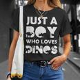 Boy Who Loves Dinos Letras Divertidas Con Diseño De Dinosaur Camiseta unisex Regalos para ella