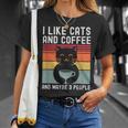 I Like Cats And Coffee And Maybe 3 People Love Cats Camiseta unisex Regalos para ella