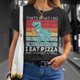 Dinosaurio Retro Con Texto En Inglés Thats What I Do I Eat Pizza And Forget Things Camiseta unisex Regalos para ella