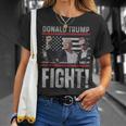 Donald Trump Fist Pump We Fight American Flag Trump 2024 T-Shirt Geschenke für Sie