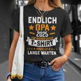 Finally Grandpa 2025 Expecting Grandpa Grandfather Become Announcement T-Shirt Geschenke für Sie