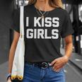 I Kiss Girls Divertida Lesbiana Orgullo Gay Lgbtq Lesbiana Camiseta unisex Regalos para ella
