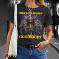 Kiss Your Homies Goodnight Cringe Hard Skeleton Meme T-Shirt Geschenke für Sie