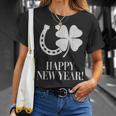 New Year's Eve Outfit Happy New Year Clover Horseshoe Lucky T-Shirt Geschenke für Sie