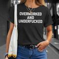 Overworked & Underfucked Lustig Spruch Sarkastische Arbeit T-Shirt Geschenke für Sie