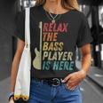 Relax The Bass Player Is Here Bass Guitar Bassist T-Shirt Geschenke für Sie