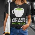 Solo Un Chico Al Que Le Encanta El Té Matcha Camiseta unisex Regalos para ella