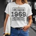 56 Cumpleaños Hombres 56 Años Retro Es Nacidos En 1969 Camiseta unisex Regalos para ella
