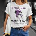Día Internacional De La 2025 Acelerar La Acción 8 De Marzo Camiseta unisex Regalos para ella