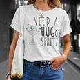 I Need A Hugo Spritz Summer Elderberry Prosecco Cocktail Hug T-Shirt Geschenke für Sie