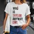 Who Is Taylor Ew Girl Taylor First Name Groovy 80'S T-Shirt Geschenke für Sie