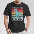 Dinosaurio Retro Con Texto En Inglés Thats What I Do I Eat Pizza And Forget Things Camiseta unisex Regalos divertidos